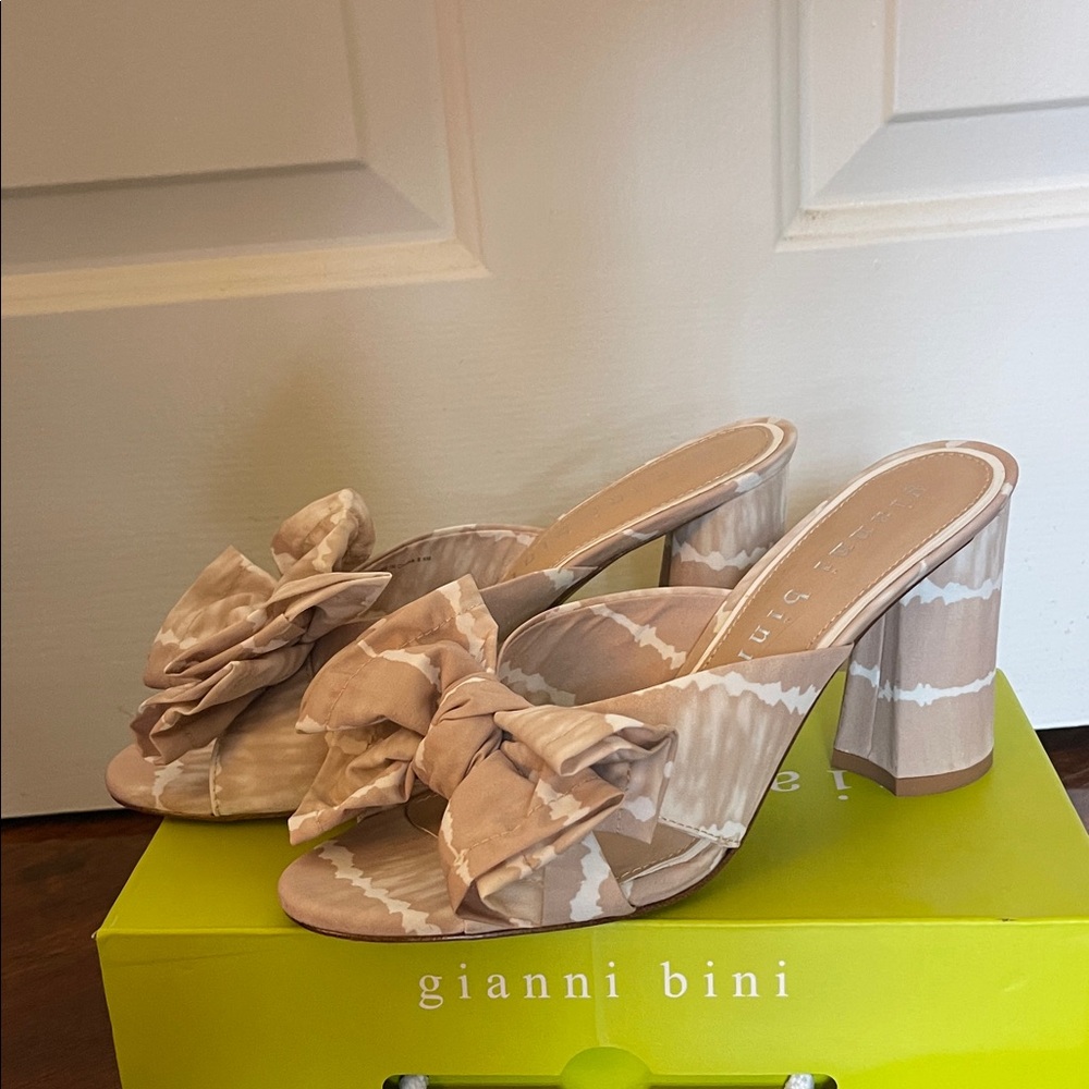Gianni Bini Keily Beige/ very Pale pink Patterned Heels with Bow